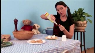Tini csaj méretes segge cumizza a nagy dákót mielőtt a muffja ujjazva és rakva lesz